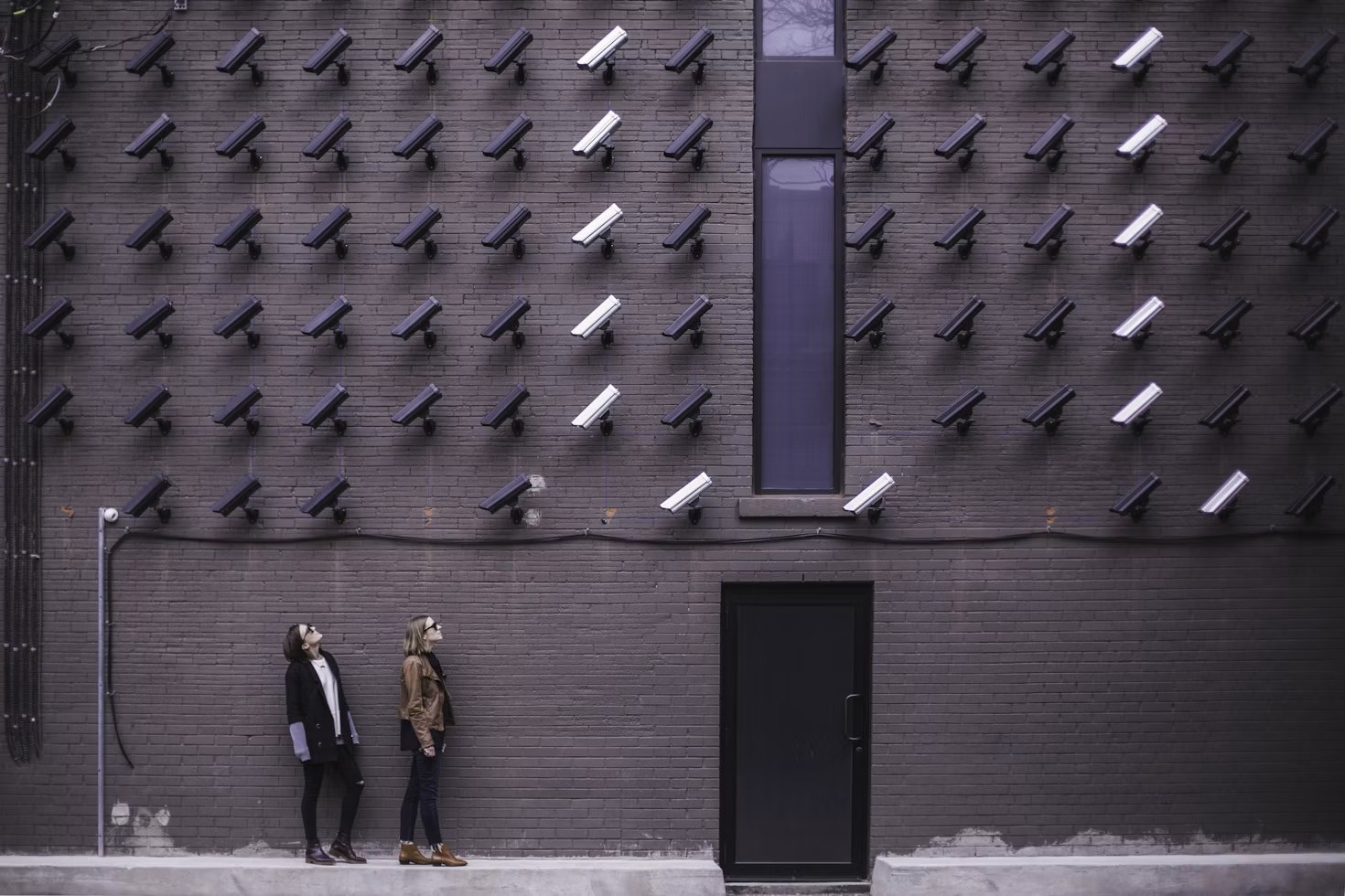 Security cameras mounted on a building facade